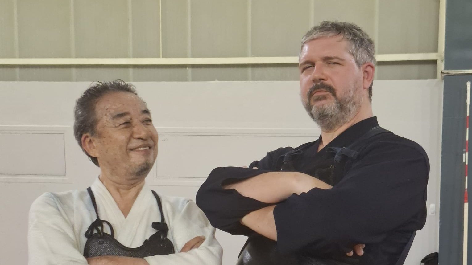 Watanabe Masayuki sensei échangeant avec un pratiquant du CEPESJA