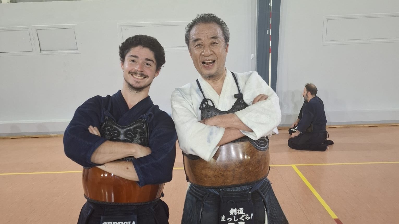 Watanabe Masayuki sensei avec un pratiquant du CEPESJA après le keiko