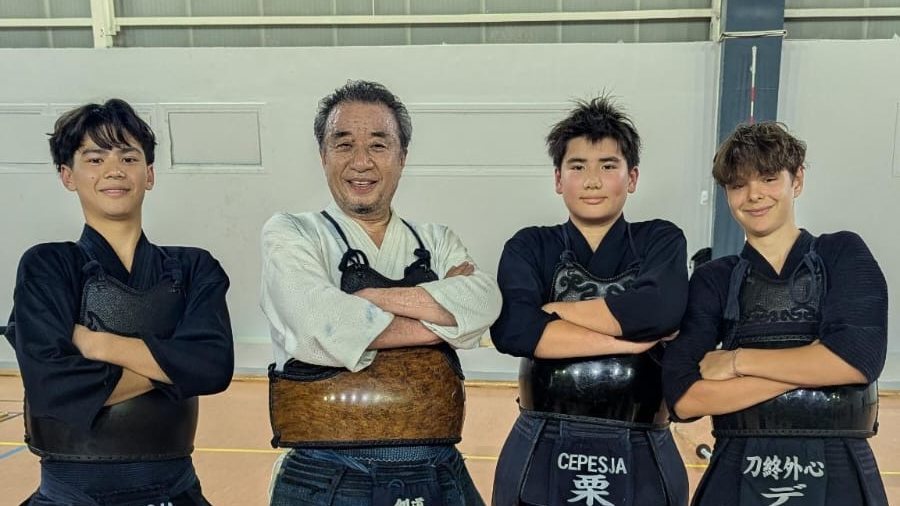 Watanabe Masayuki sensei avec les jeunes pratiquants du CEPESJA